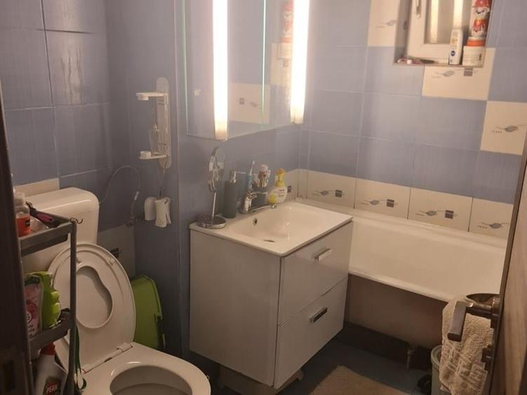 Apartament cu 2 camere semidecomandat, mobilat în Rovine