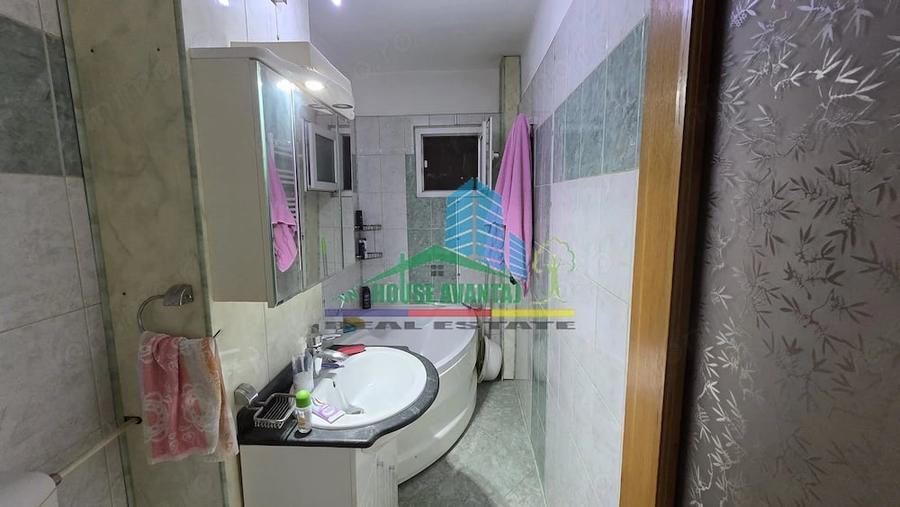 Apartament cu 3 camere decomandat în Obor