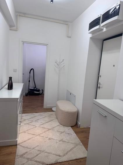 Apartament cu 2 camere semidecomandat, mobilat în Central