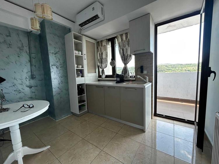 Apartament cu 3 camere semidecomandat în Central