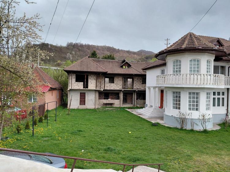 Casa cu 5 camere + teren intravilan de 1209 mp in Iscroni- Aninoasa - 9