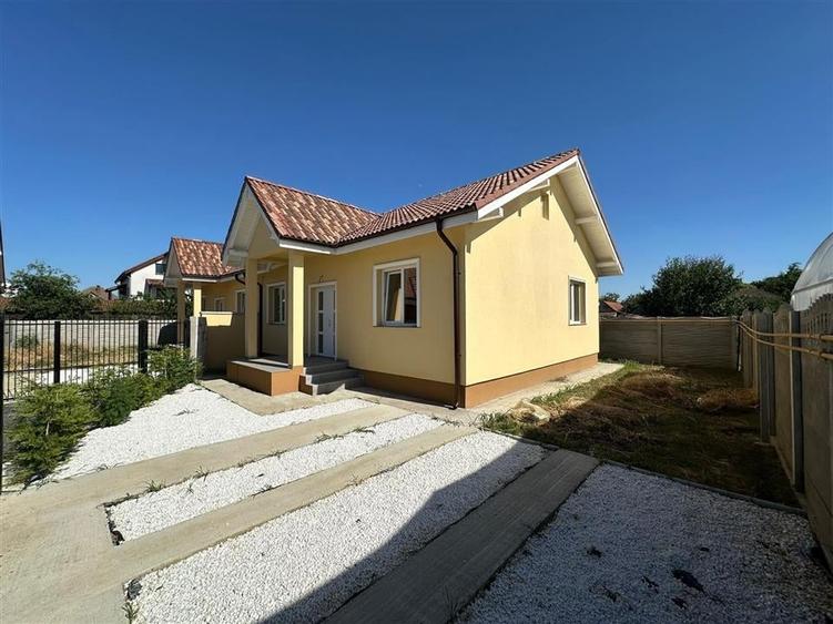 Casă individuală cu 3 camere cu Teren 265 Mp în Exterior Vest