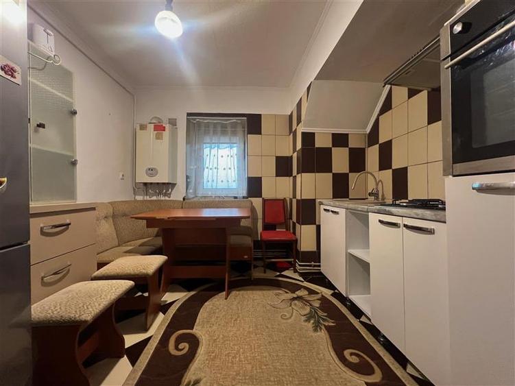 Apartament cu 3 camere decomandat, mobilat în Nicolina