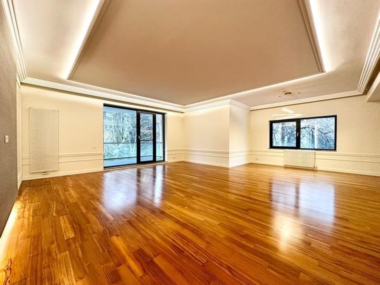 Apartament cu 3 camere semidecomandat, mobilat în Capitale