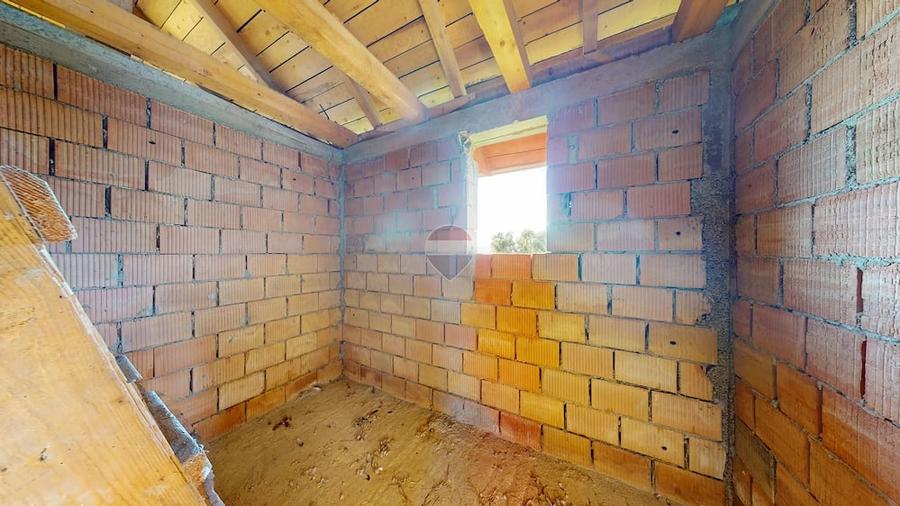 Casă cu 5 camere cu Teren 1000 Mp în Cristian