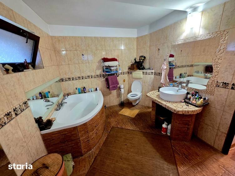 Casă cu 8 camere cu Teren 660 Mp în Micro 2