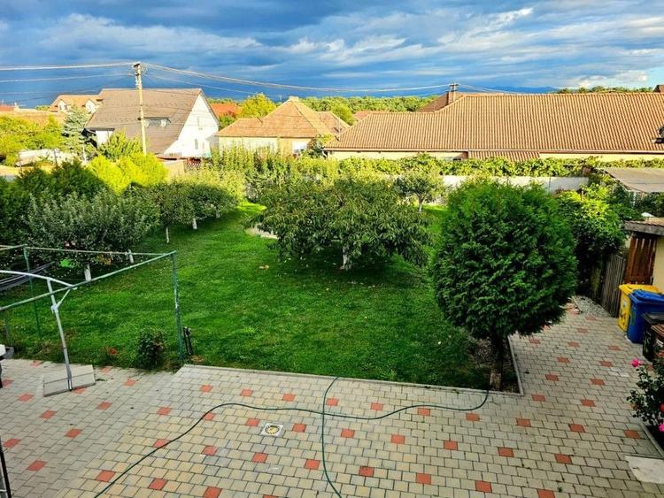 Casă individuală cu 8 camere cu Canalizare în Calea Poplăcii