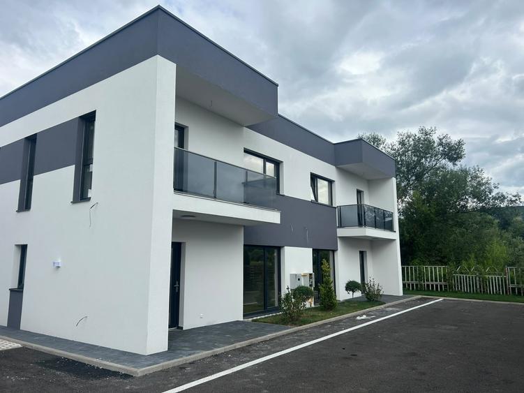 Duplex cu 4 camere cu Canalizare în Florești