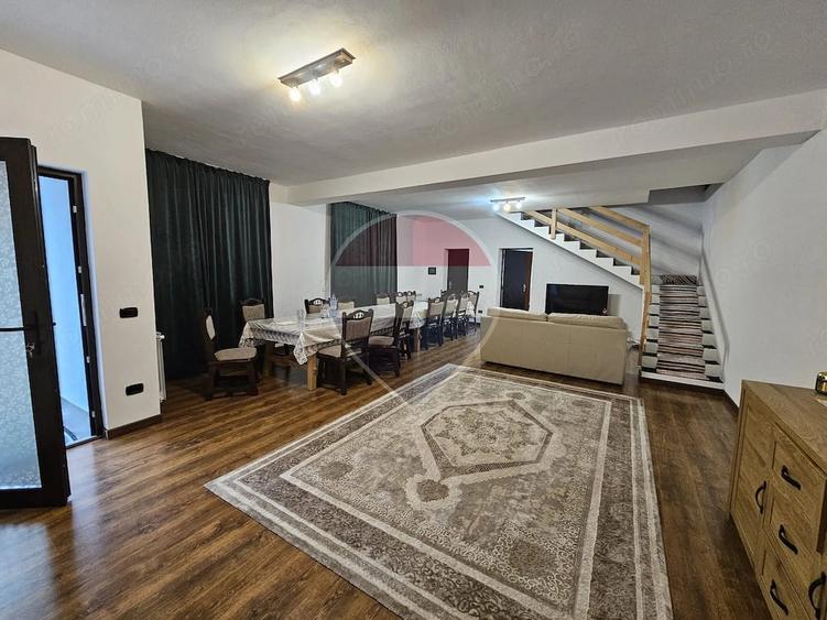 Casă cu 9 camere cu Teren 750 Mp în Rona de Jos