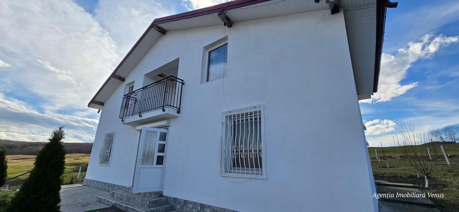 Casă individuală cu 4 camere cu Teren 1400 Mp în Cervicești
