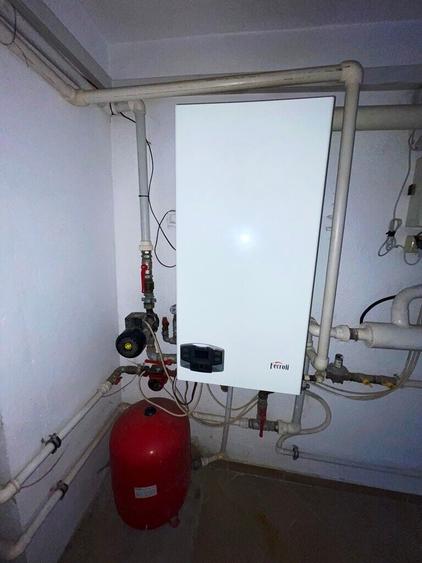 Casă individuală cu 16 camere cu Canalizare în Băneasa