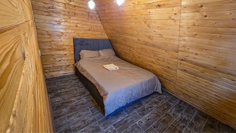 Casă cu 4 camere cu Teren 4000 Mp în Uleni