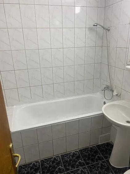 Apartament cu 2 camere semidecomandat, mobilat în Tei
