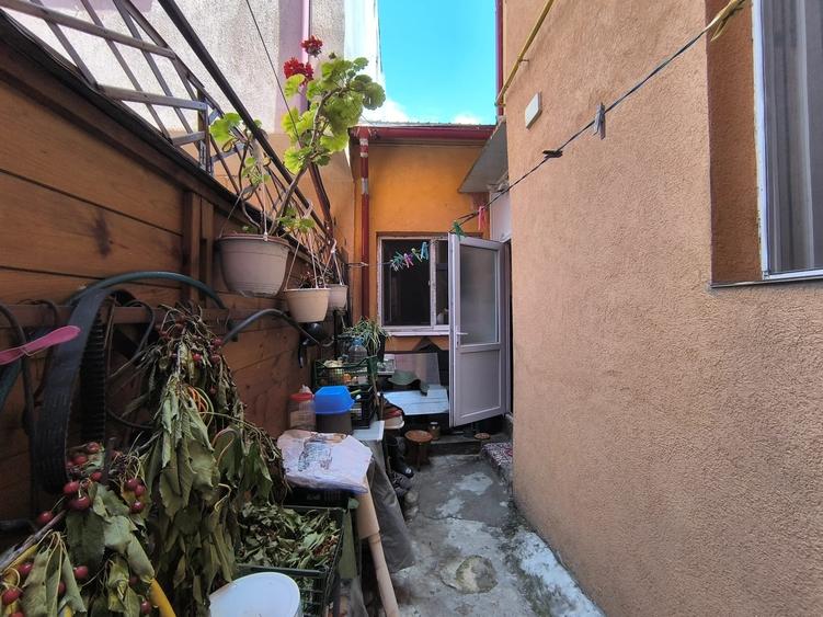 Casă cu 6 camere semidecomandat cu Canalizare în Central
