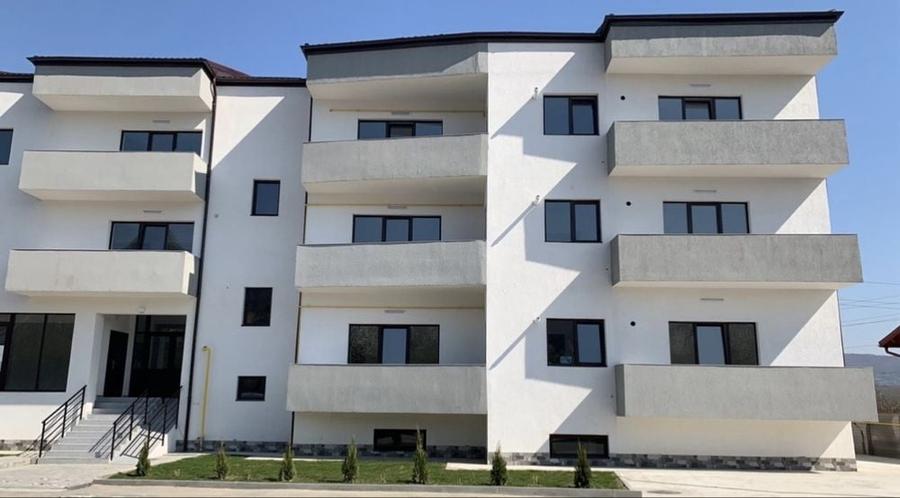 Apartament cu 4 camere decomandat în Exterior Vest