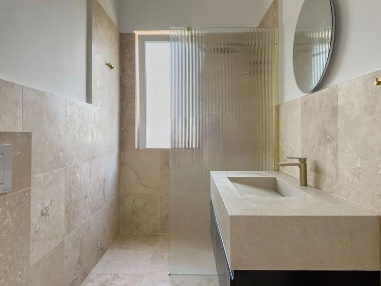 Apartament cu 3 camere decomandat în Petrești