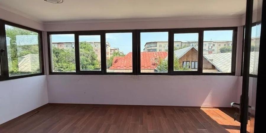 Casă cu 4 camere în Micro 12