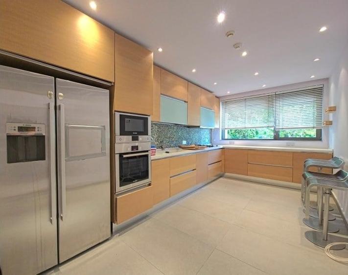 Casă cu 7 camere cu Teren 300 Mp în Băneasa