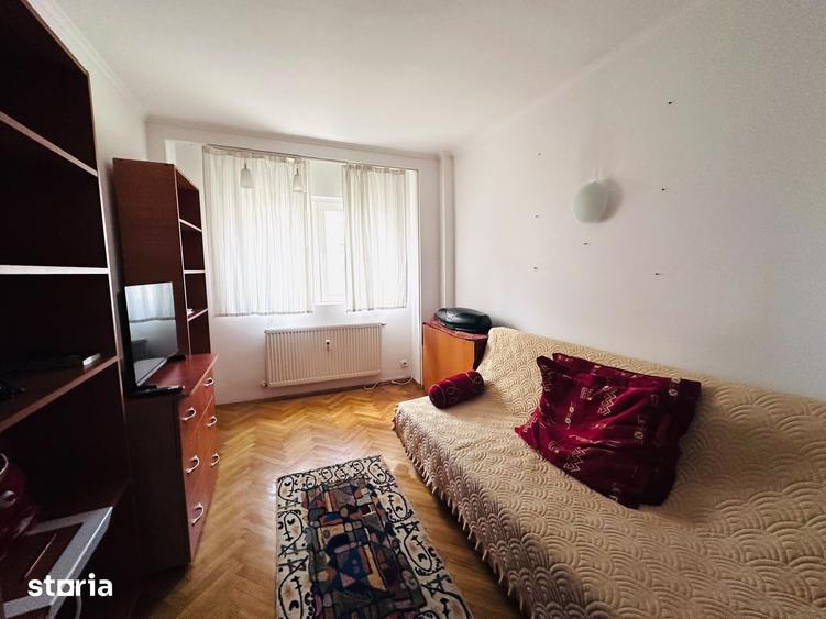 Apartament cu 3 camere semidecomandat în Moșilor