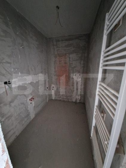 Apartament cu 6 camere semidecomandat în Florești
