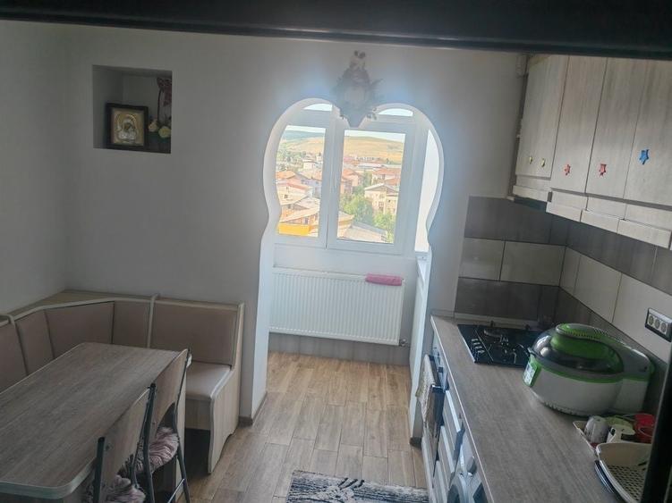 Apartament cu 3 camere semidecomandat în Dărmănești