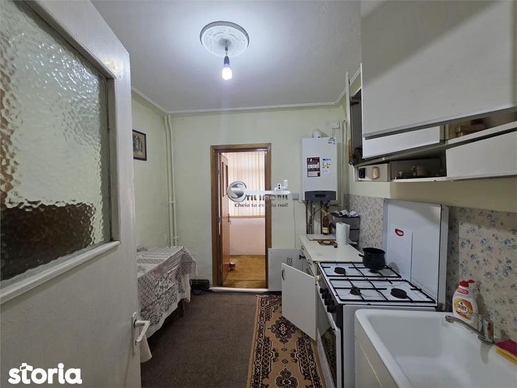Apartament cu 3 camere decomandat în Podu Roș
