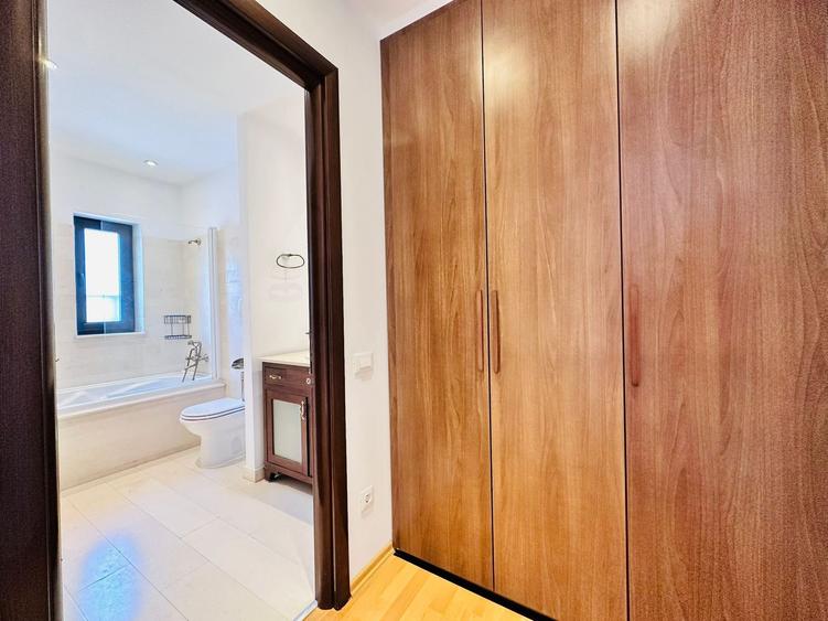 Duplex cu 9 camere cu Canalizare în Central