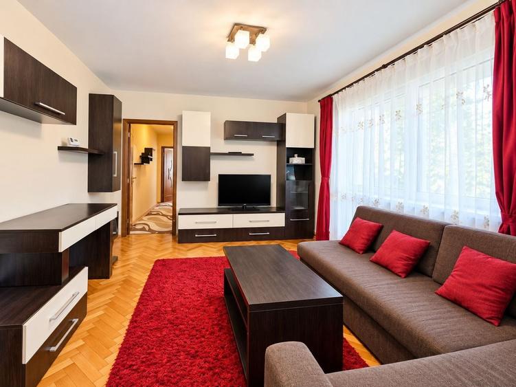 Apartament cu 3 camere semidecomandat, mobilat în Gheorgheni