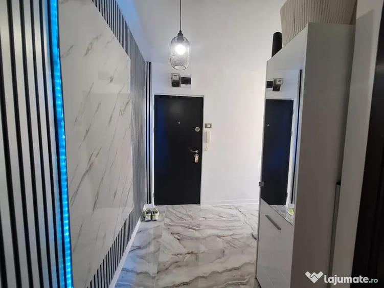 Apartament cu 3 camere semidecomandat în Central
