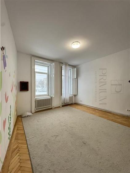 Casă individuală cu 10 camere cu Canalizare în Lunei