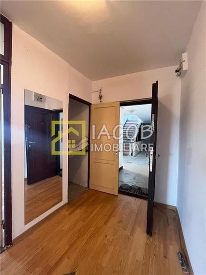 Apartament cu 3 camere decomandat în Narcisa