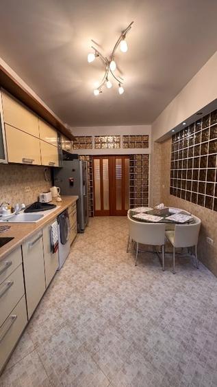 Apartament cu 3 camere decomandat, mobilat în Roșu