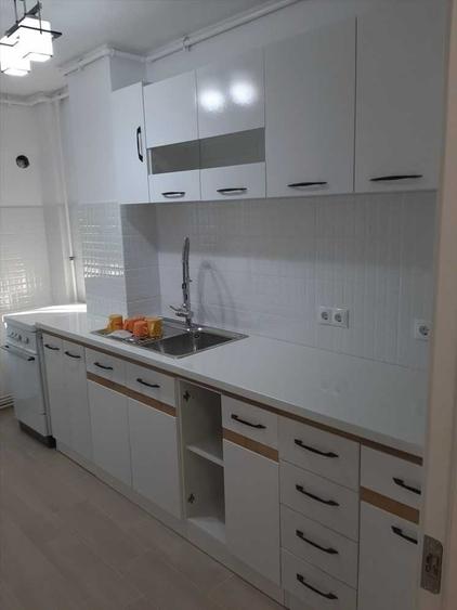 Apartament cu 4 camere decomandat în Vitrometan