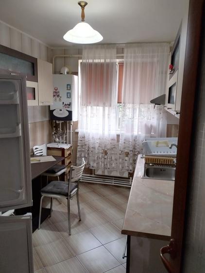 Apartament cu 3 camere decomandat în Exterior Vest