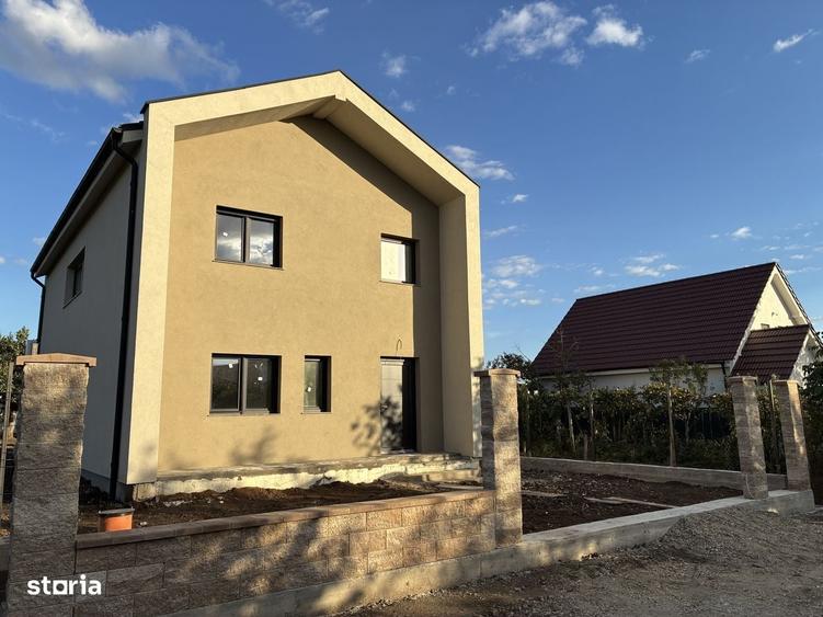 Casă cu 4 camere în Dumbrăvița