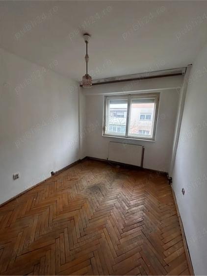Apartament cu 3 camere decomandat în Micro 16