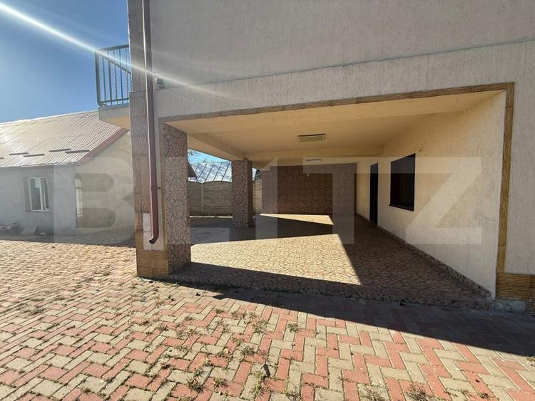 Casă individuală cu 9 camere cu Canalizare în Comișani