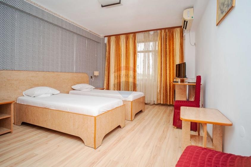 Hotel/Pensiune, de 1,855 mp, în Central