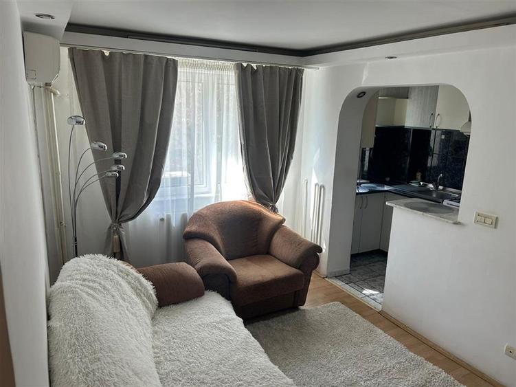 Apartament cu 3 camere semidecomandat, mobilat în Podu Roș