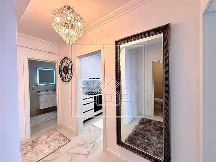 Penthouse cu 5 camere semidecomandat, mobilat în Cristian