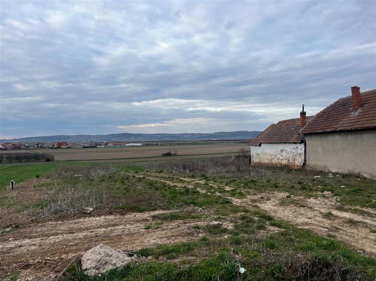 Teren intravilan de 735 mp, în Cheriu
