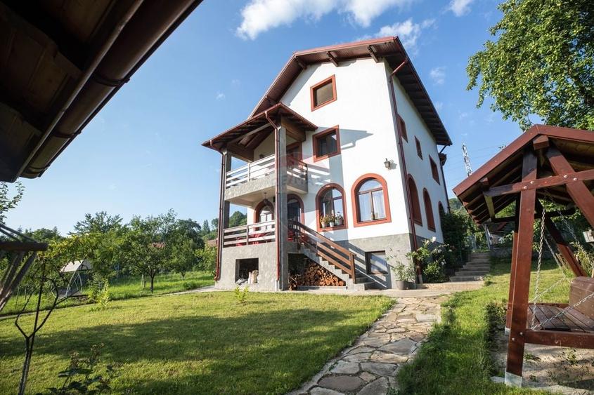Casă / Vilă cu 8 camere de vânzare - 37