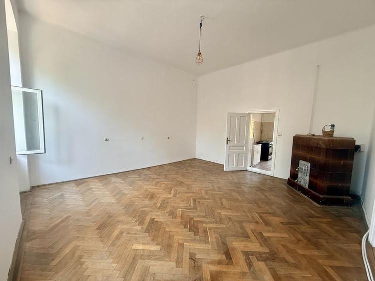 Apartament cu 3 camere semidecomandat în P-ța Maria