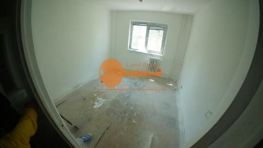 Apartament cu 3 camere semidecomandat în Rahova