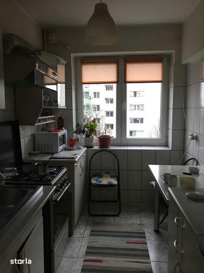 Apartament cu 3 camere semidecomandat, mobilat în 1 Mai
