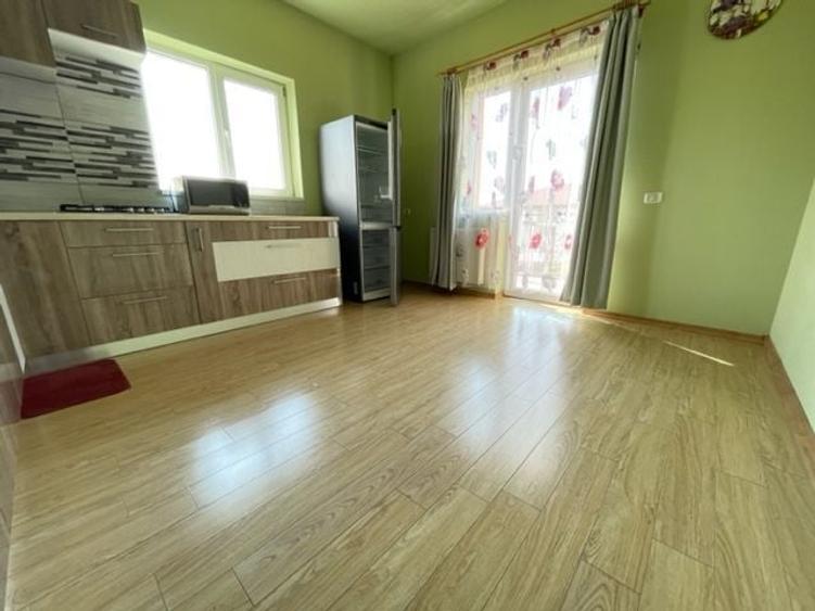 Casă individuală cu 7 camere cu Canalizare în Dumbrăvița