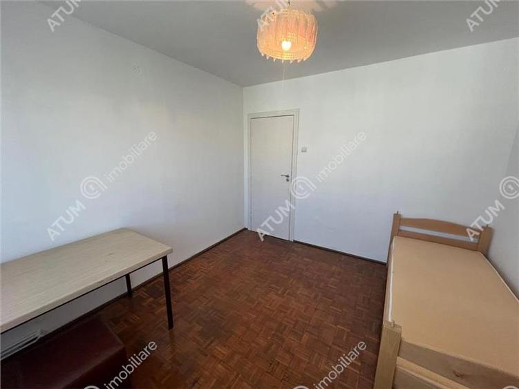 Apartament cu 3 camere semidecomandat, mobilat în Central