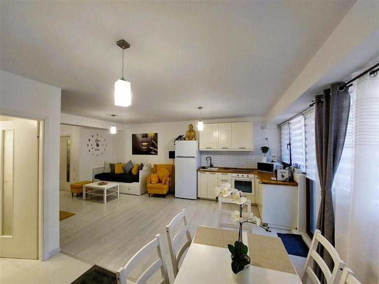 Apartament cu 3 camere decomandat, mobilat în Central