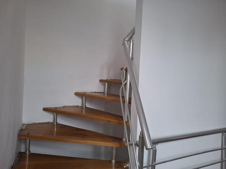 Casă individuală cu 8 camere cu Canalizare în Dacia