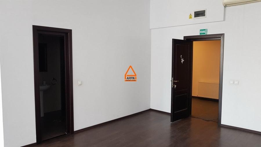 Birou, de 1,400 mp, în Podu Roș